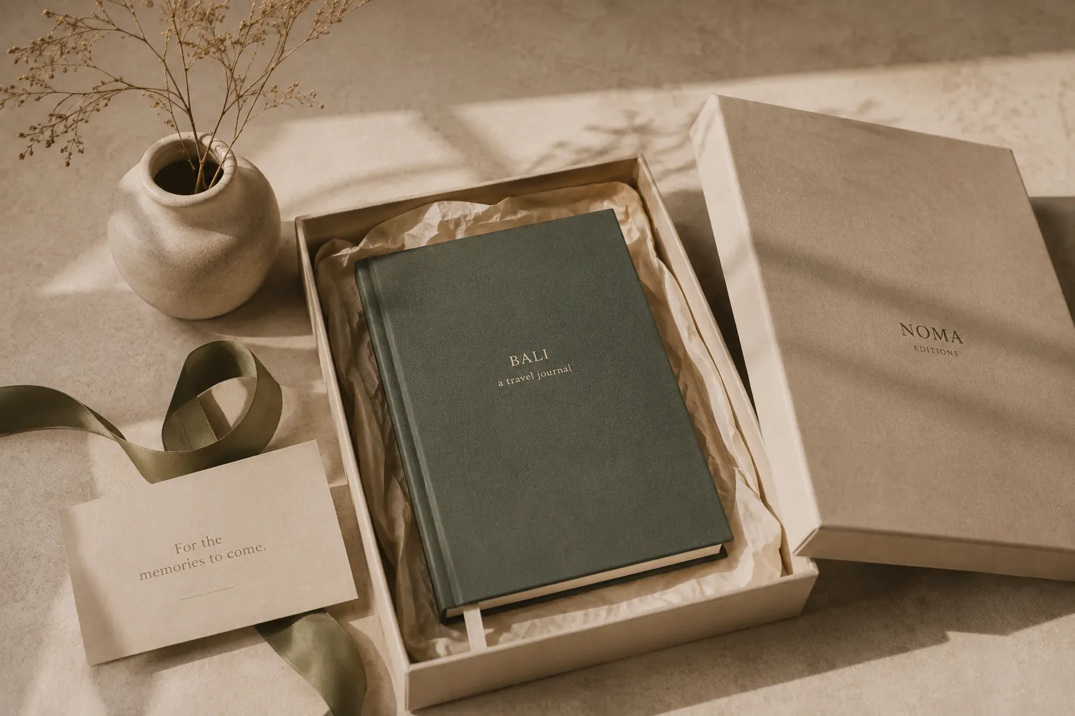 Journal de NOMA en su caja de regalo con una tarjeta escrita